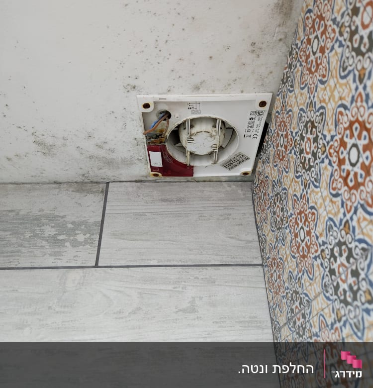 שקע חשמלי פתוח עם חוטים חשופים בקיר